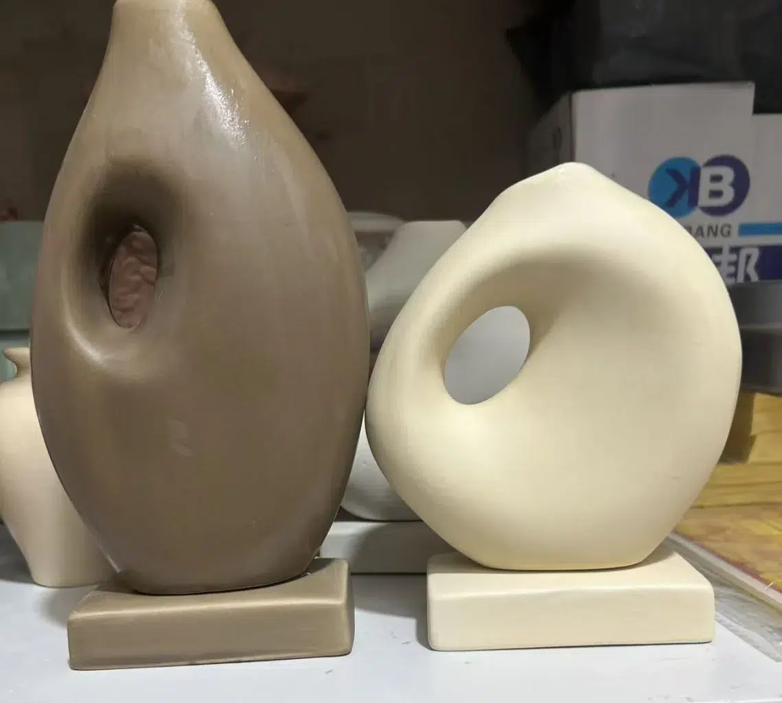 Difusor de varillas personalizado a la espera de ser cocido tras el proceso de coloración.